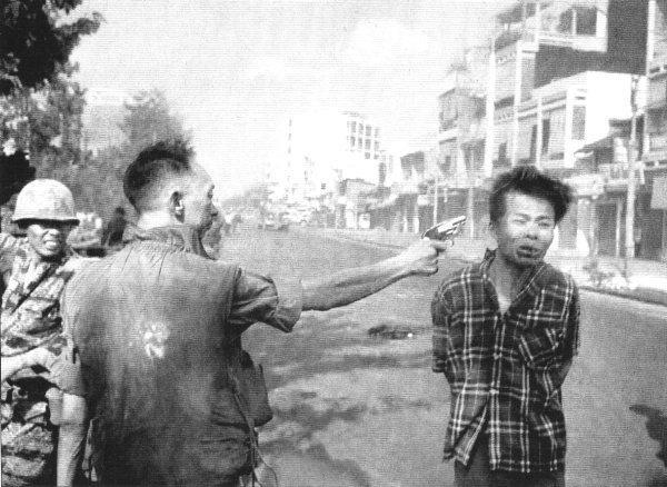 Il capo della polizia sud vietnamita, generale Nguyen ngoc Loan uccide, il 1°febbraio 1968, un sospetto vietcong in una strada di Saigon.