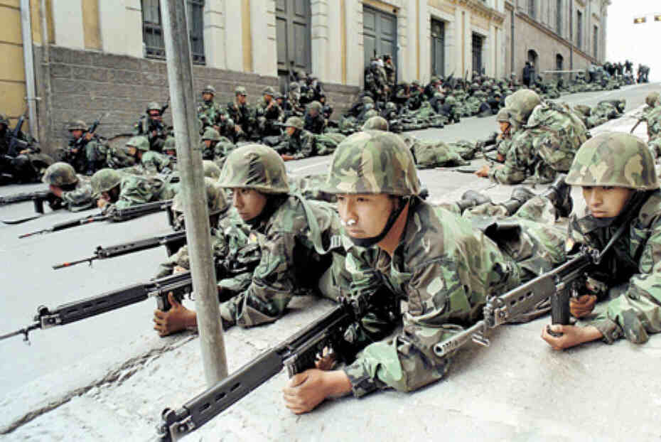 Bolivian troops ready to shoot policemen