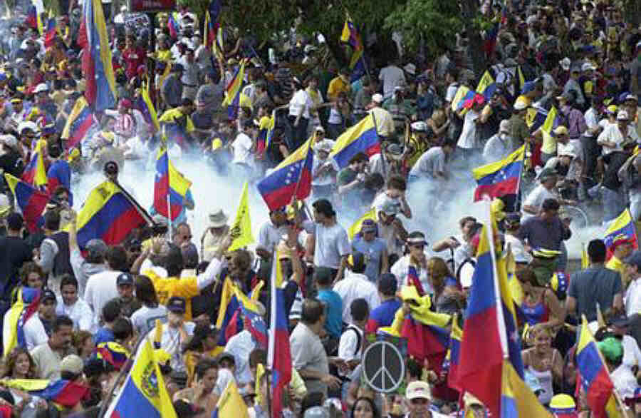 tear gas fired at anti-chavistas