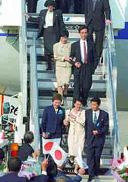 5 abductees arrive in Tokyo
